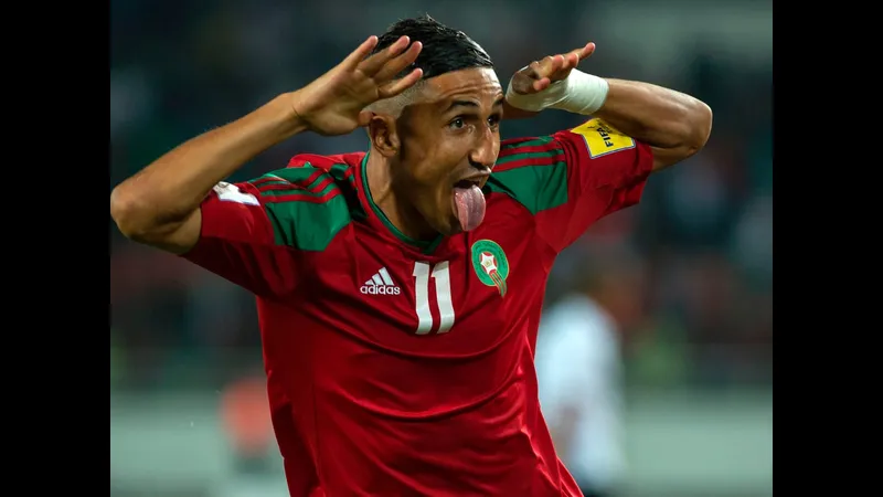 Cầu thủ Pháp và Morocco đang tranh chấp bóng trên sân cỏ