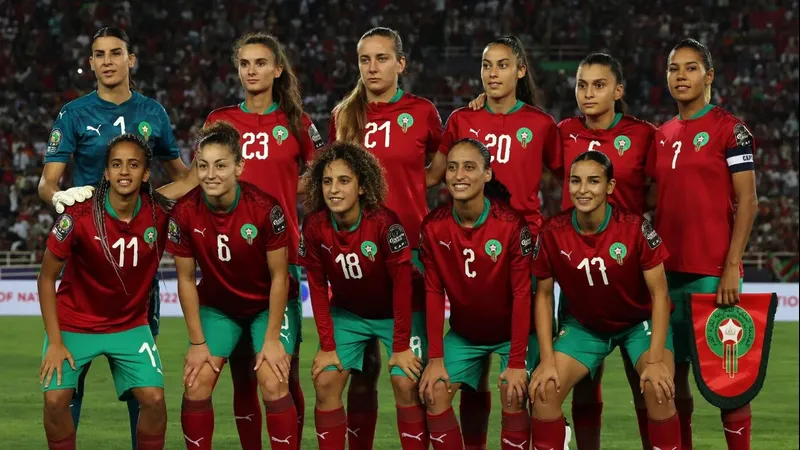 Cầu thủ Pháp và Morocco cùng tranh chấp bóng trên sân cỏ
