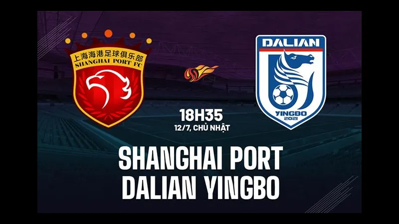 Cầu thủ của Shanghai Port và Dalian Yingbo tranh chấp bóng trên sân